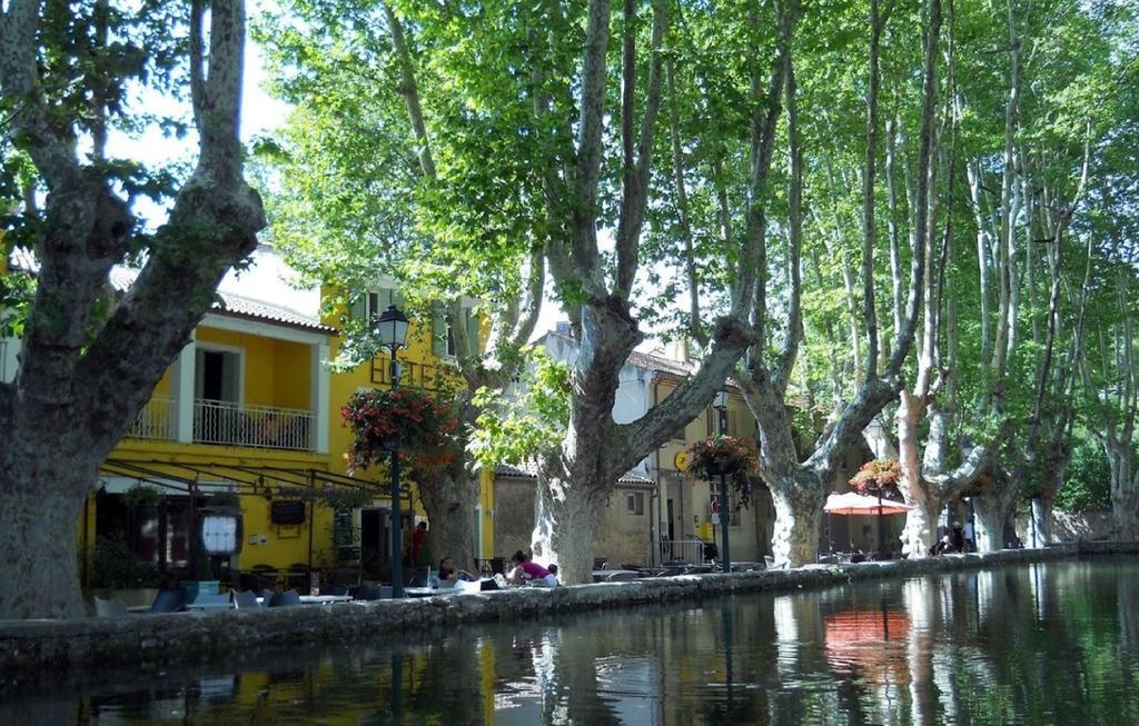 Logis Hotel De L'Etang Cucuron Bagian luar foto