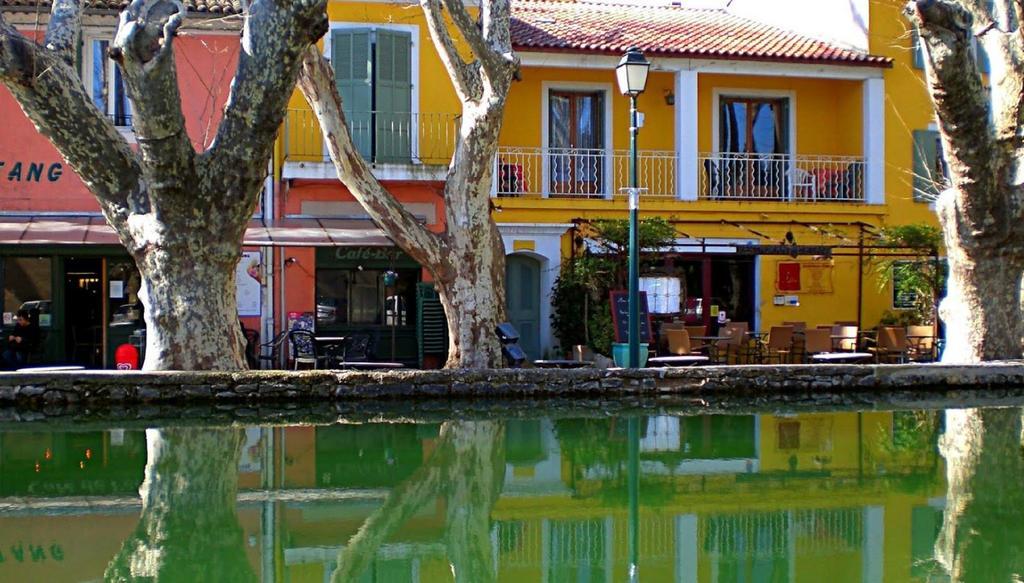 Logis Hotel De L'Etang Cucuron Bagian luar foto