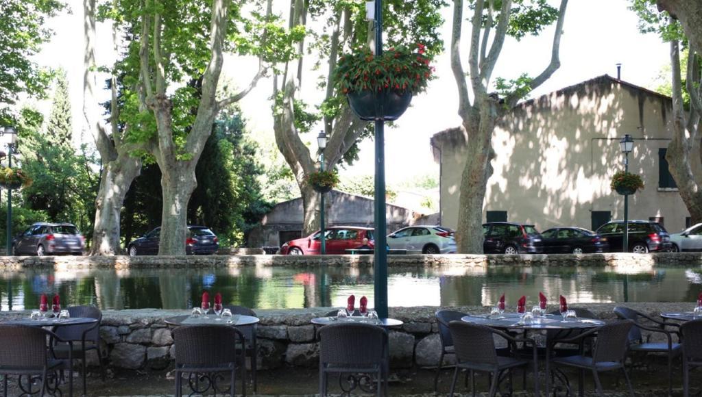 Logis Hotel De L'Etang Cucuron Bagian luar foto