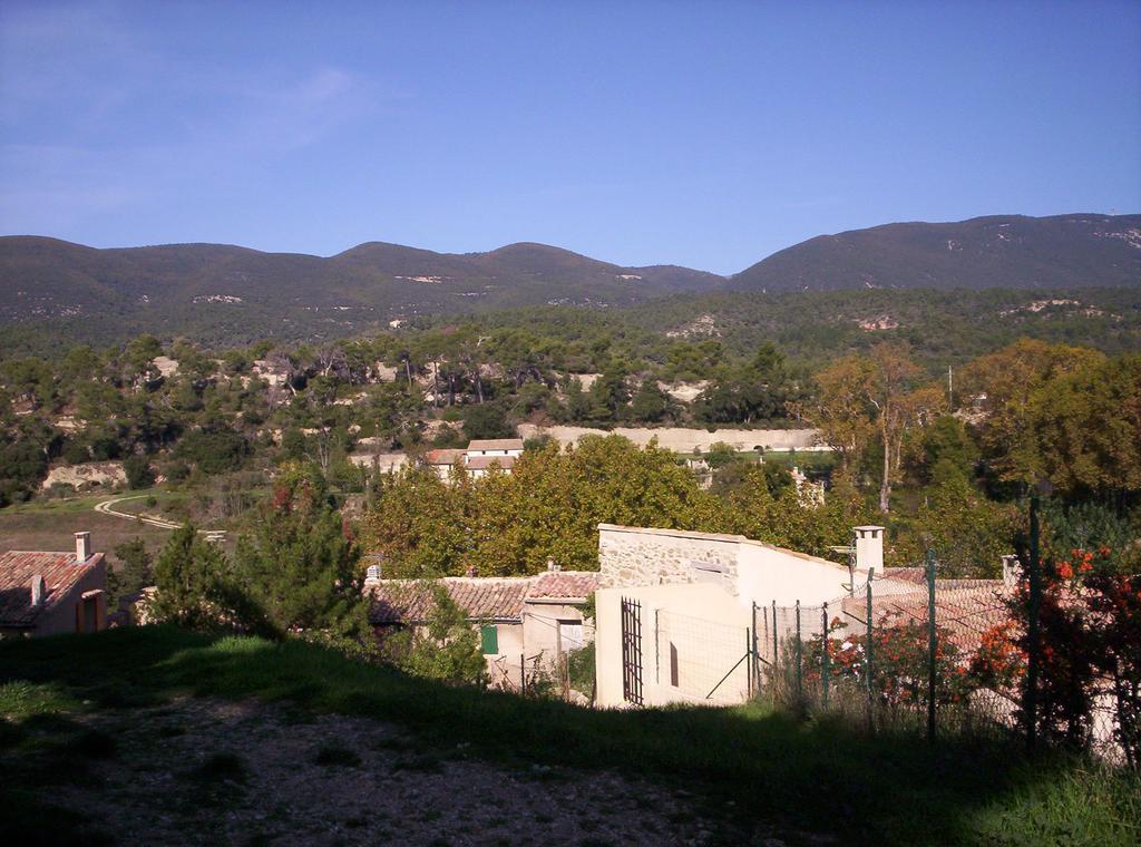 Logis Hotel De L'Etang Cucuron Bagian luar foto