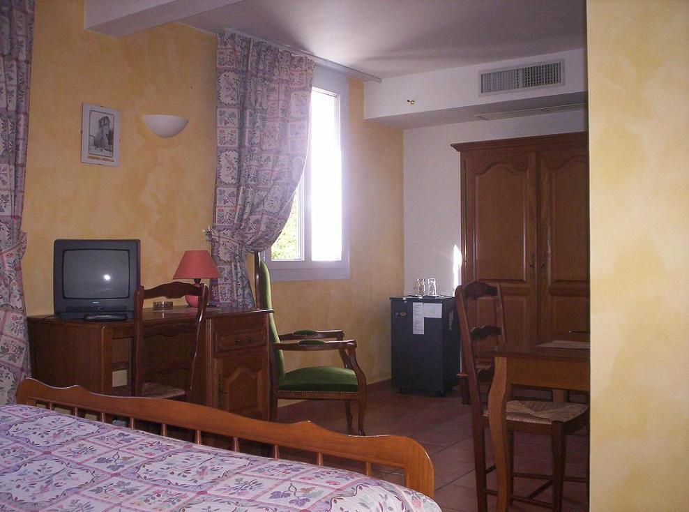 Logis Hotel De L'Etang Cucuron Bagian luar foto