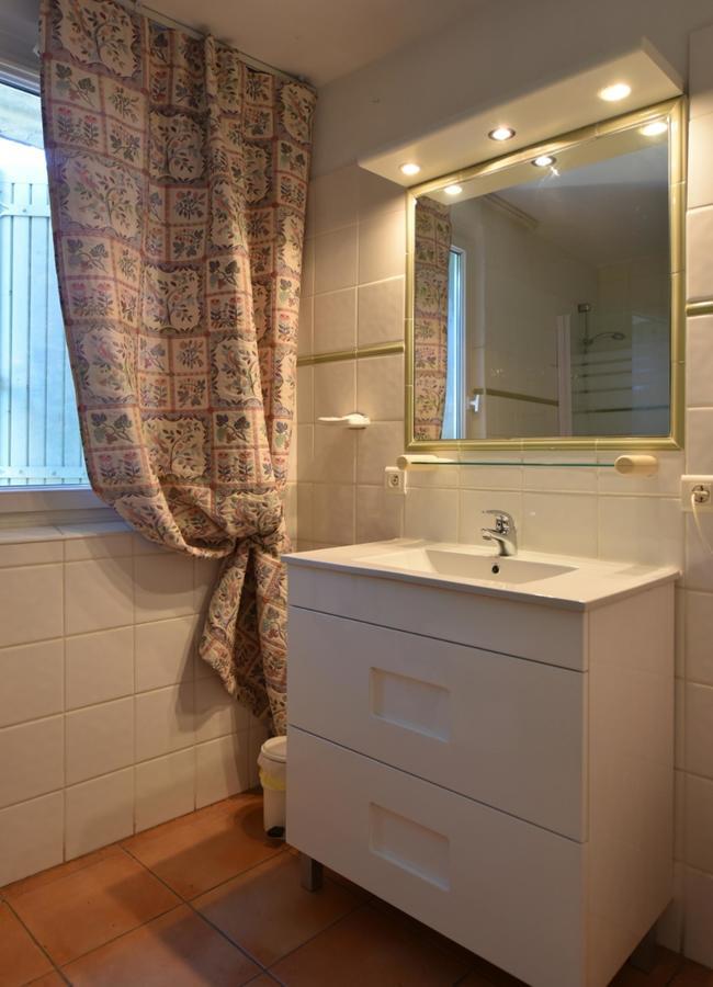 Logis Hotel De L'Etang Cucuron Bagian luar foto