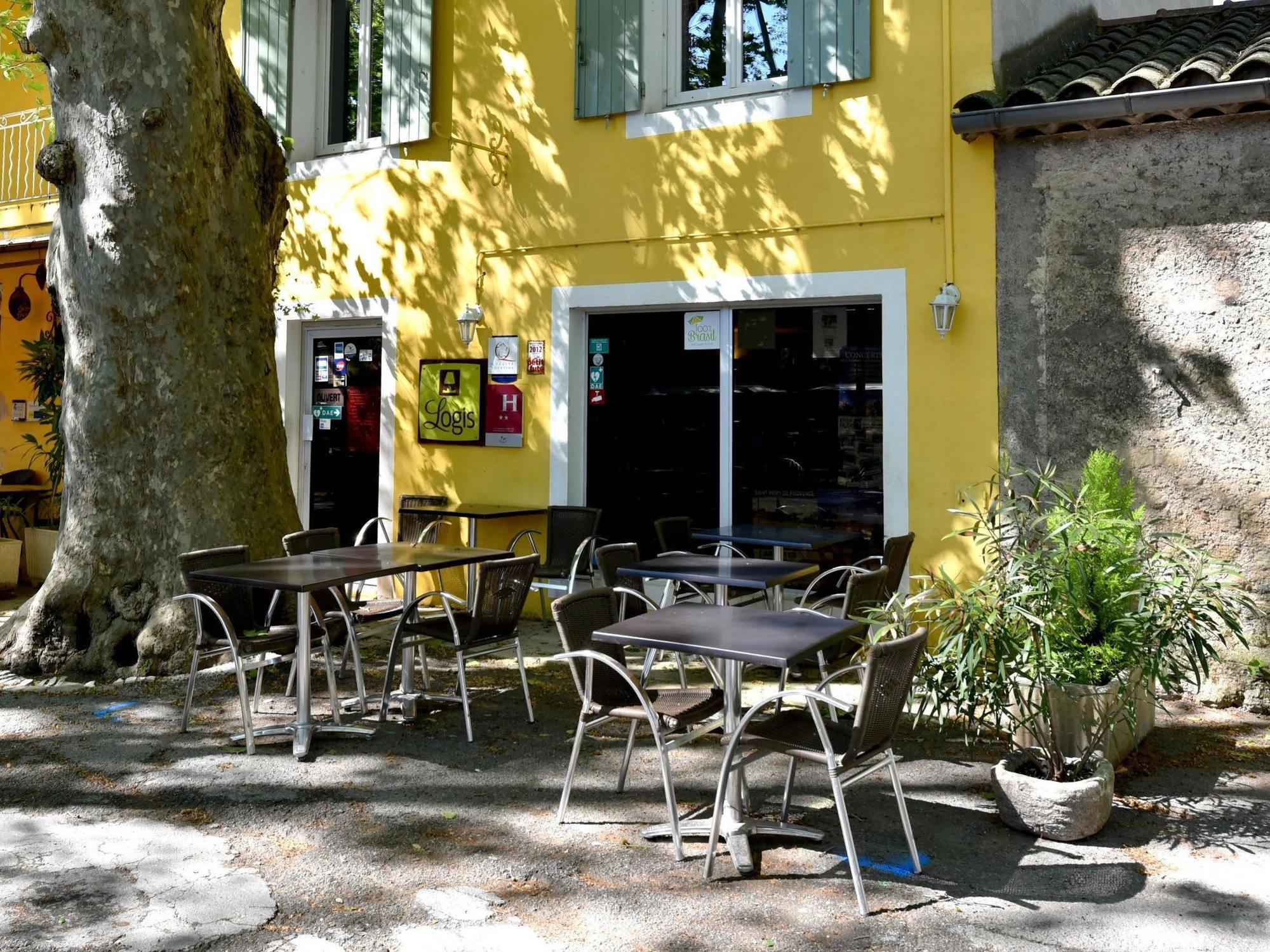 Logis Hotel De L'Etang Cucuron Bagian luar foto