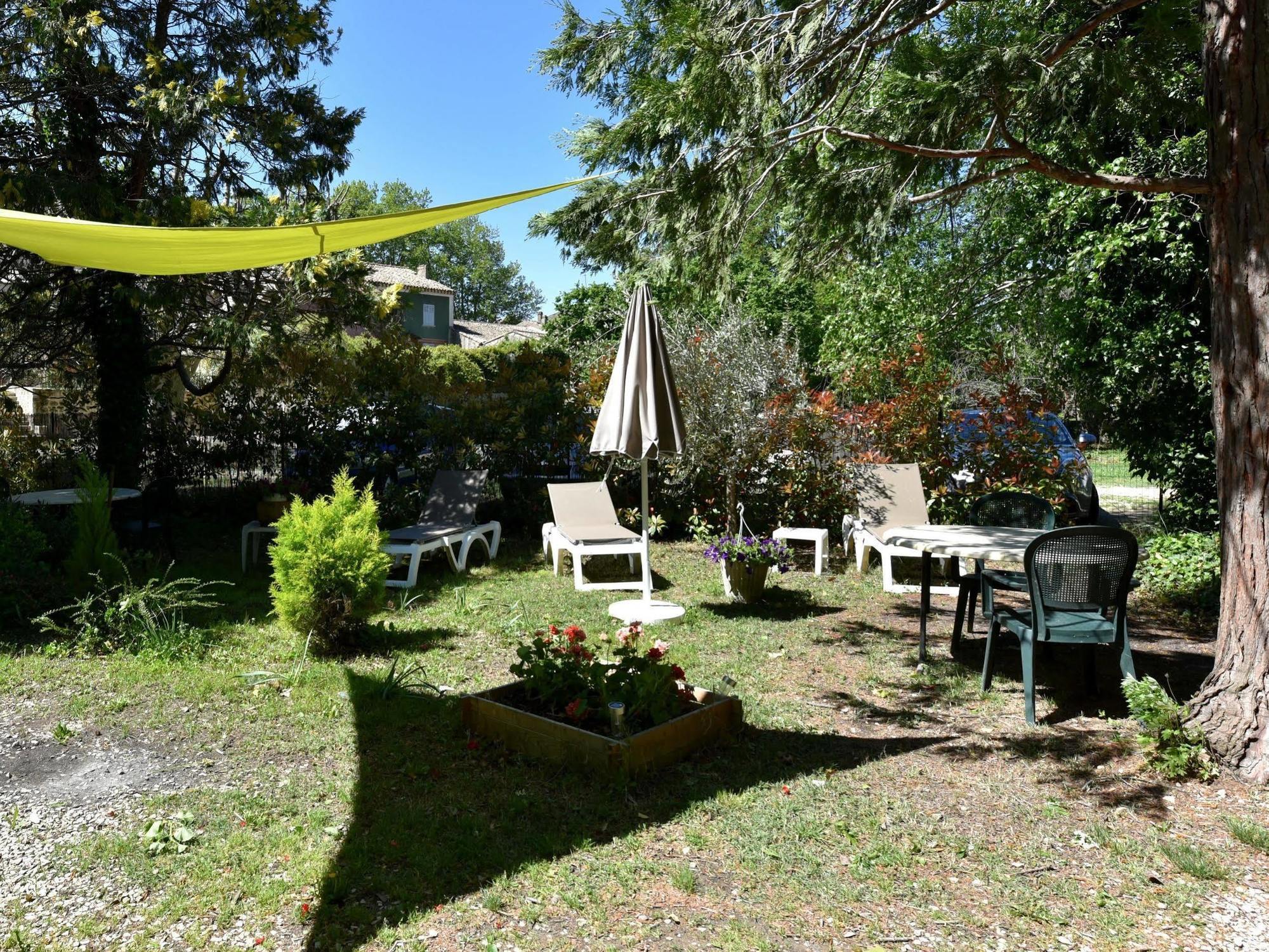 Logis Hotel De L'Etang Cucuron Bagian luar foto