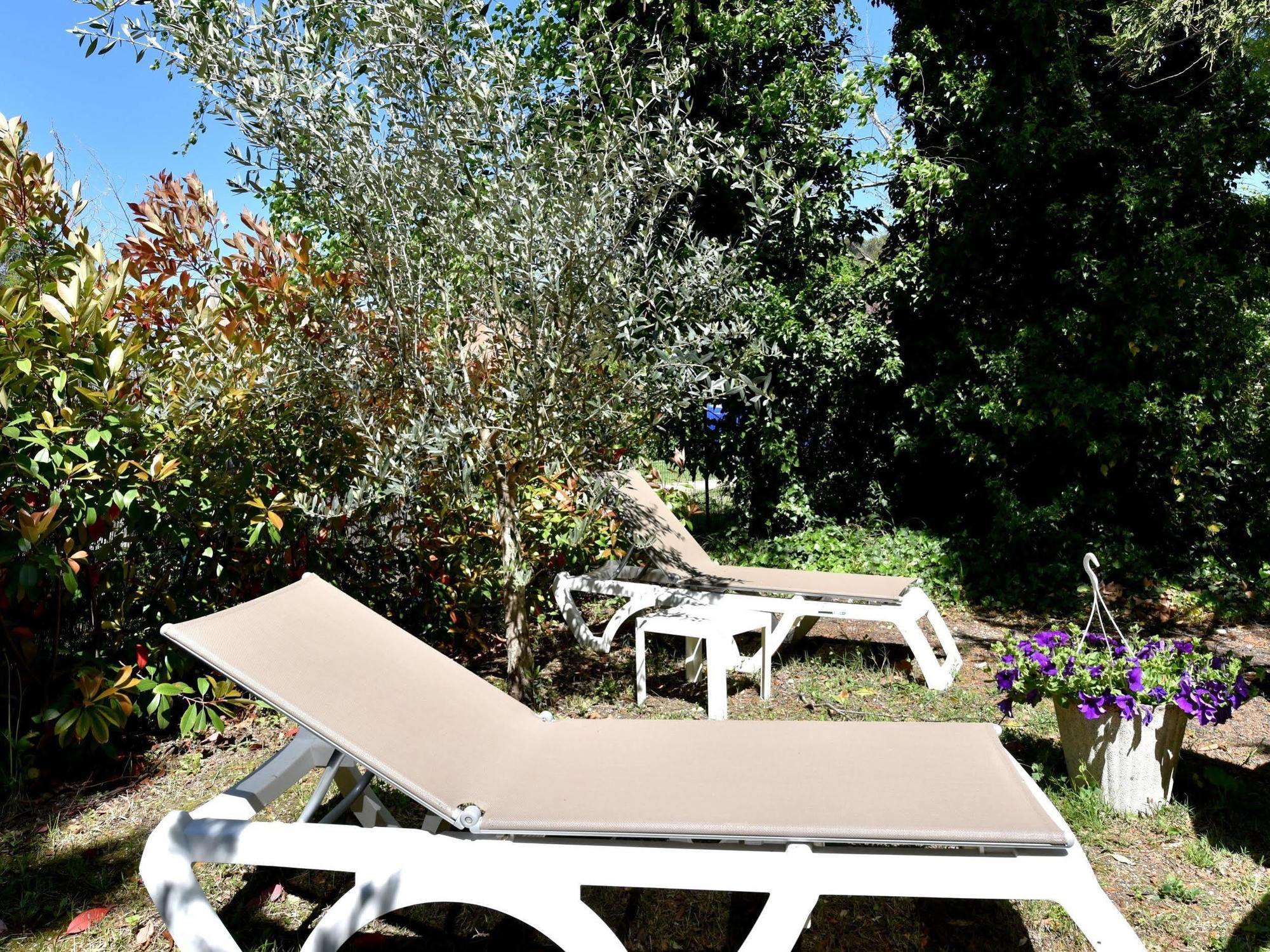 Logis Hotel De L'Etang Cucuron Bagian luar foto