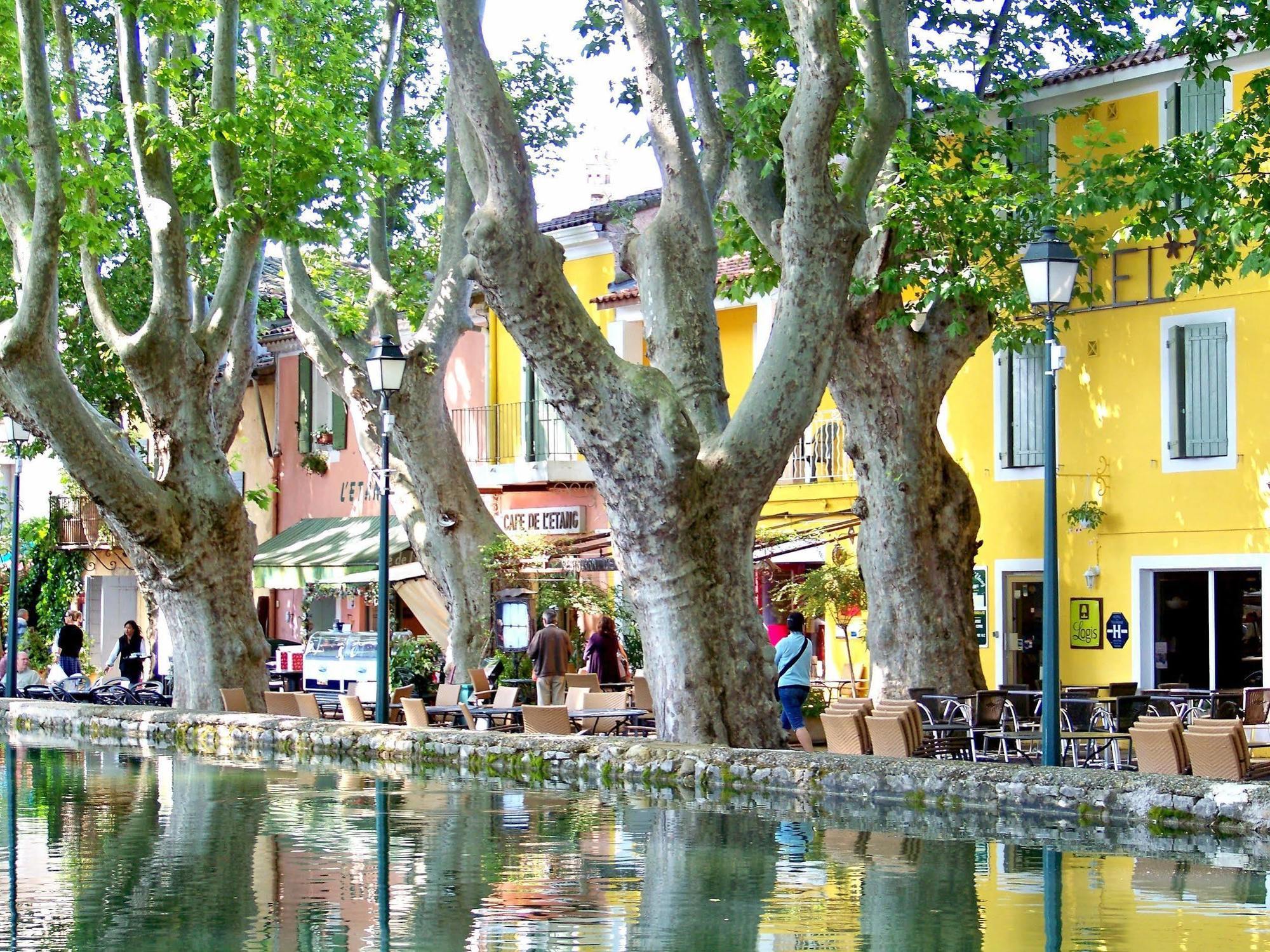 Logis Hotel De L'Etang Cucuron Bagian luar foto