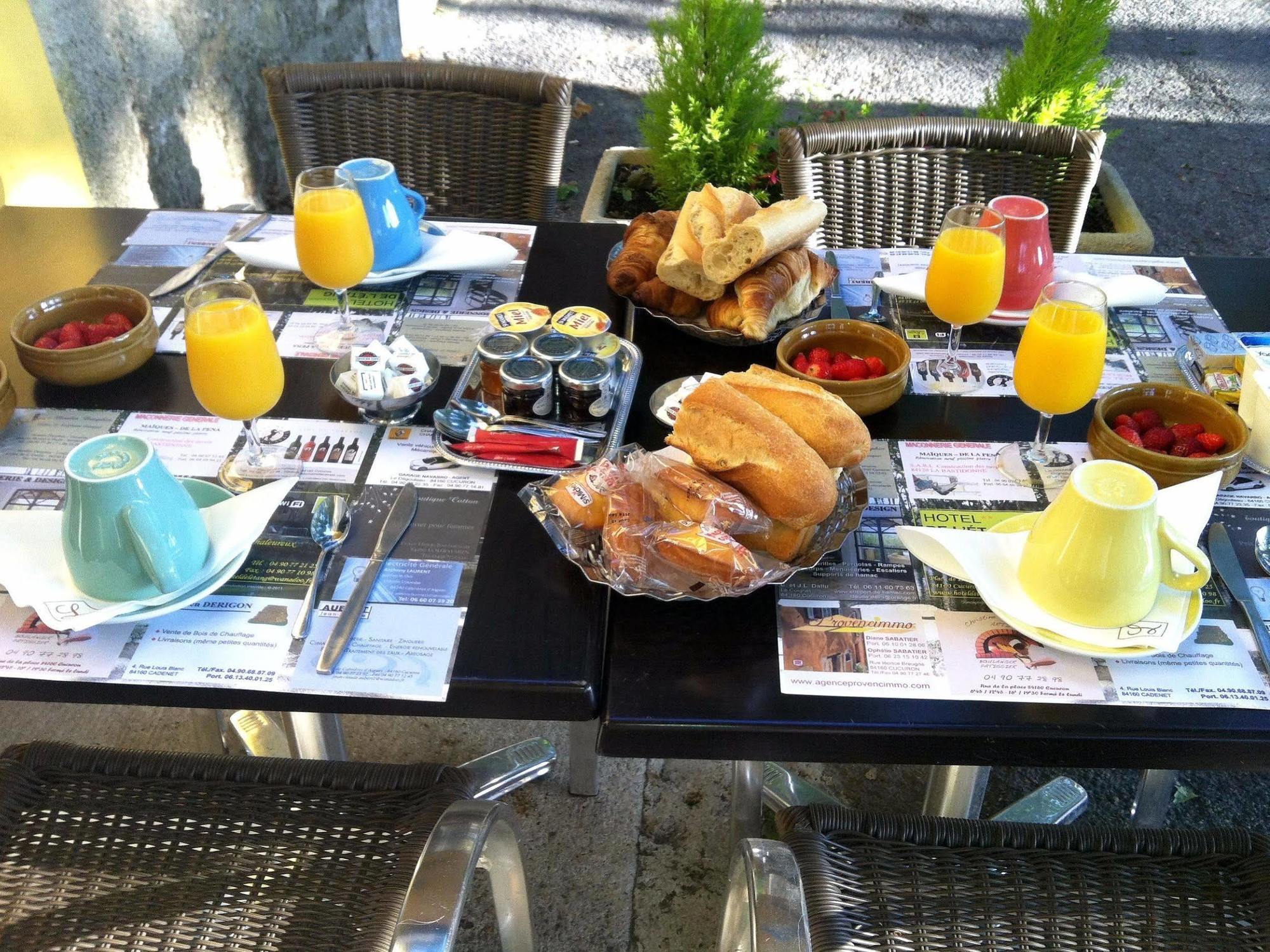 Logis Hotel De L'Etang Cucuron Bagian luar foto