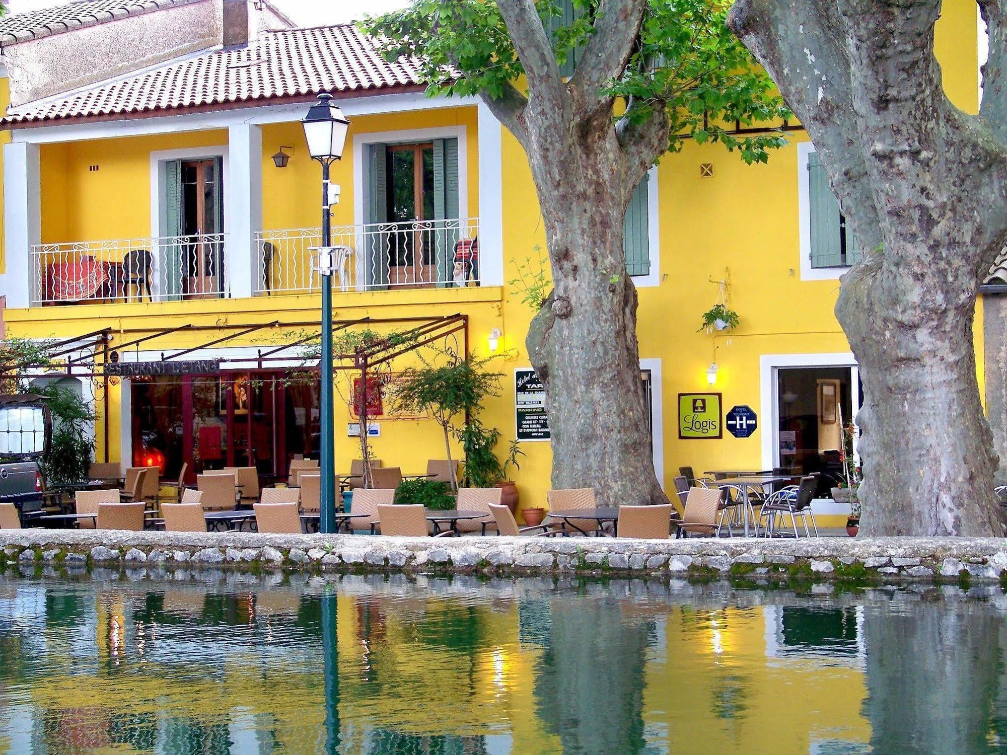 Logis Hotel De L'Etang Cucuron Bagian luar foto