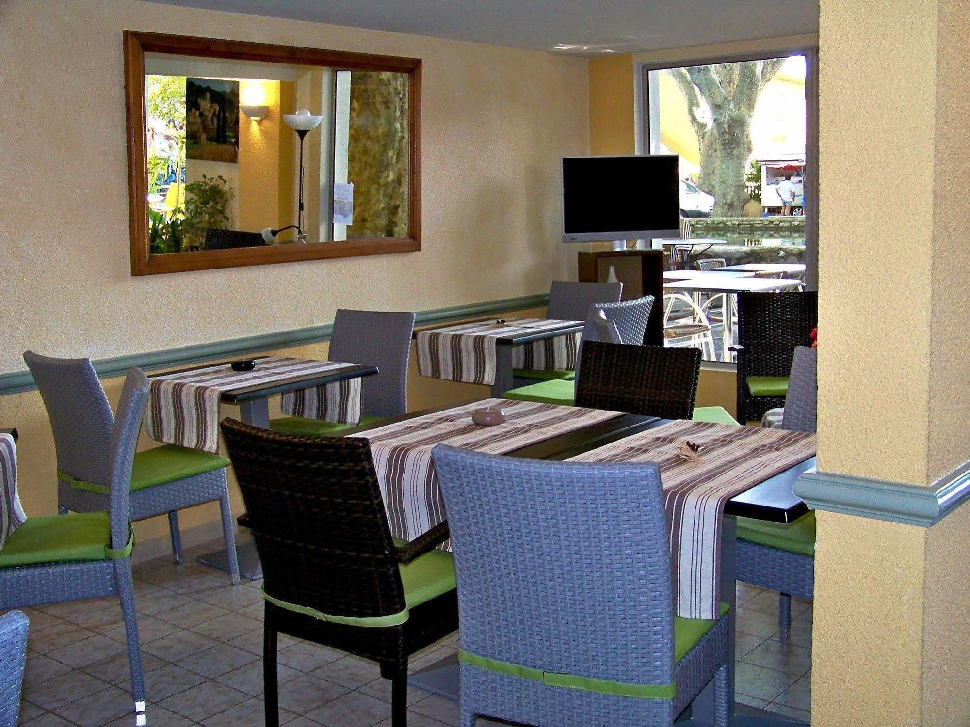 Logis Hotel De L'Etang Cucuron Bagian luar foto