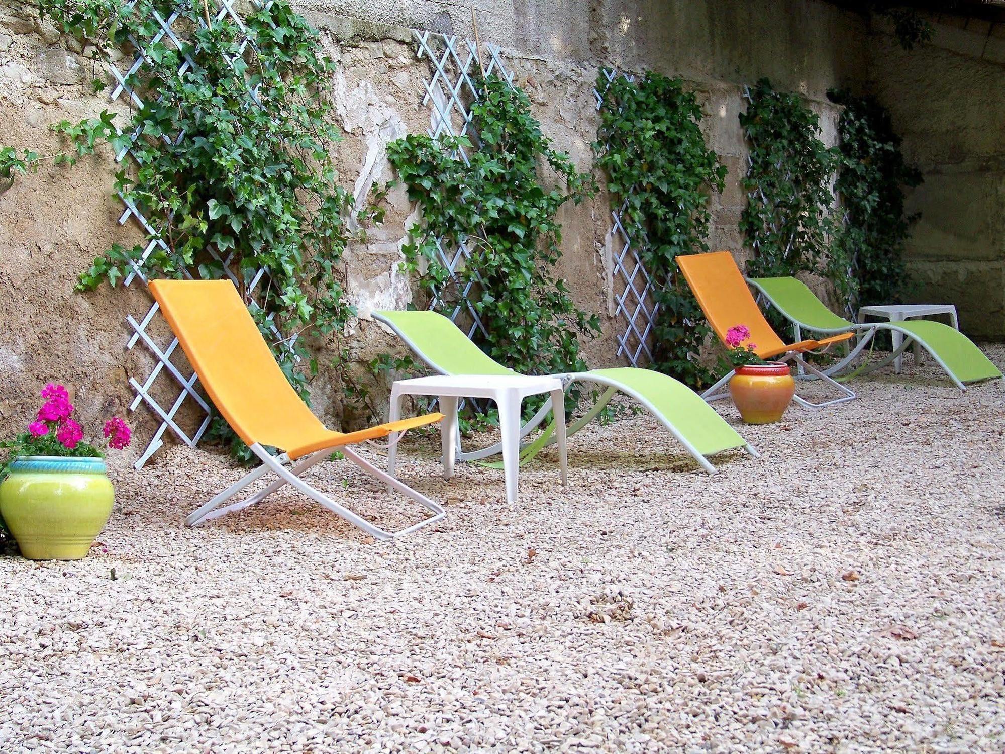 Logis Hotel De L'Etang Cucuron Bagian luar foto