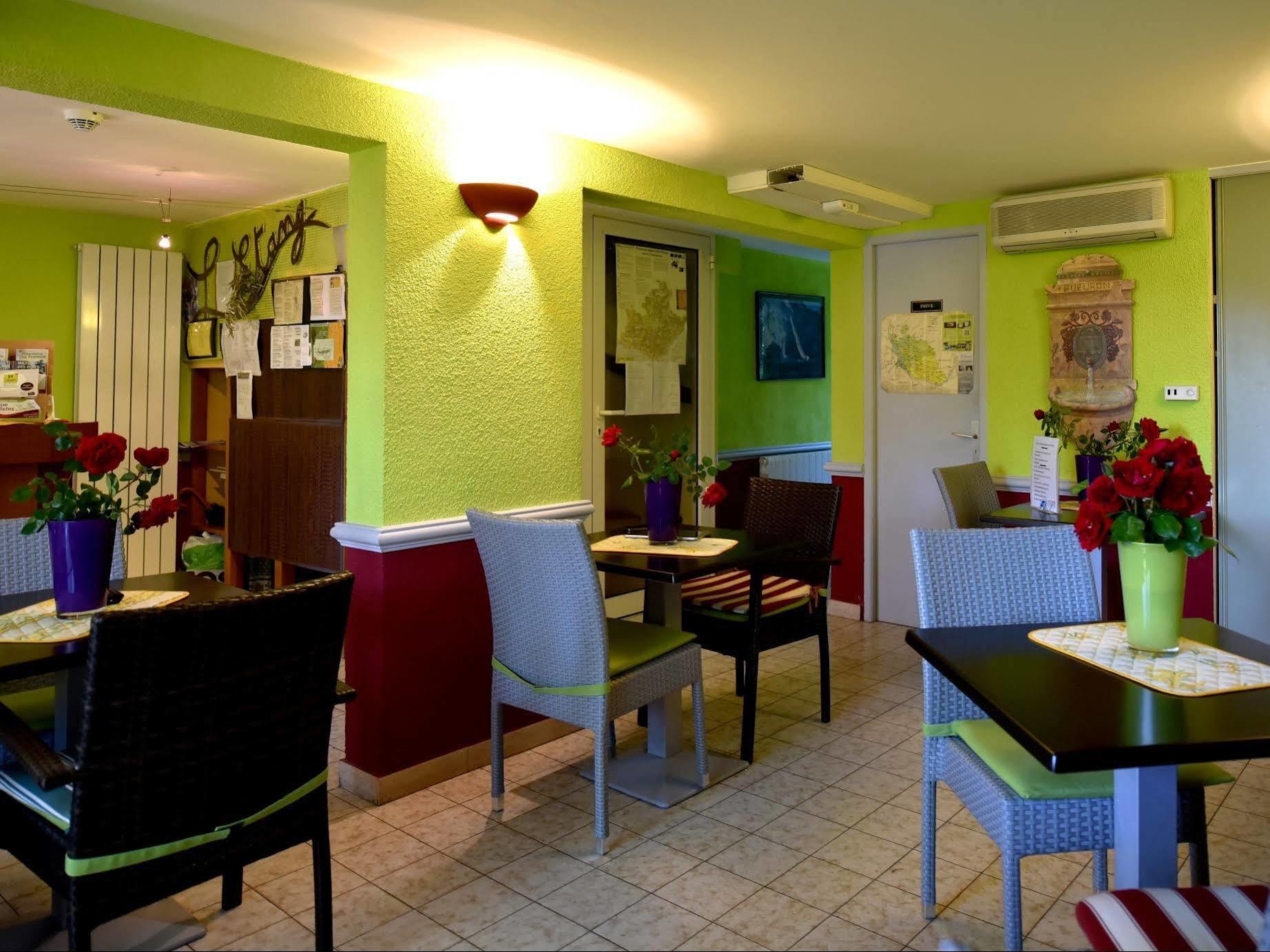 Logis Hotel De L'Etang Cucuron Bagian luar foto