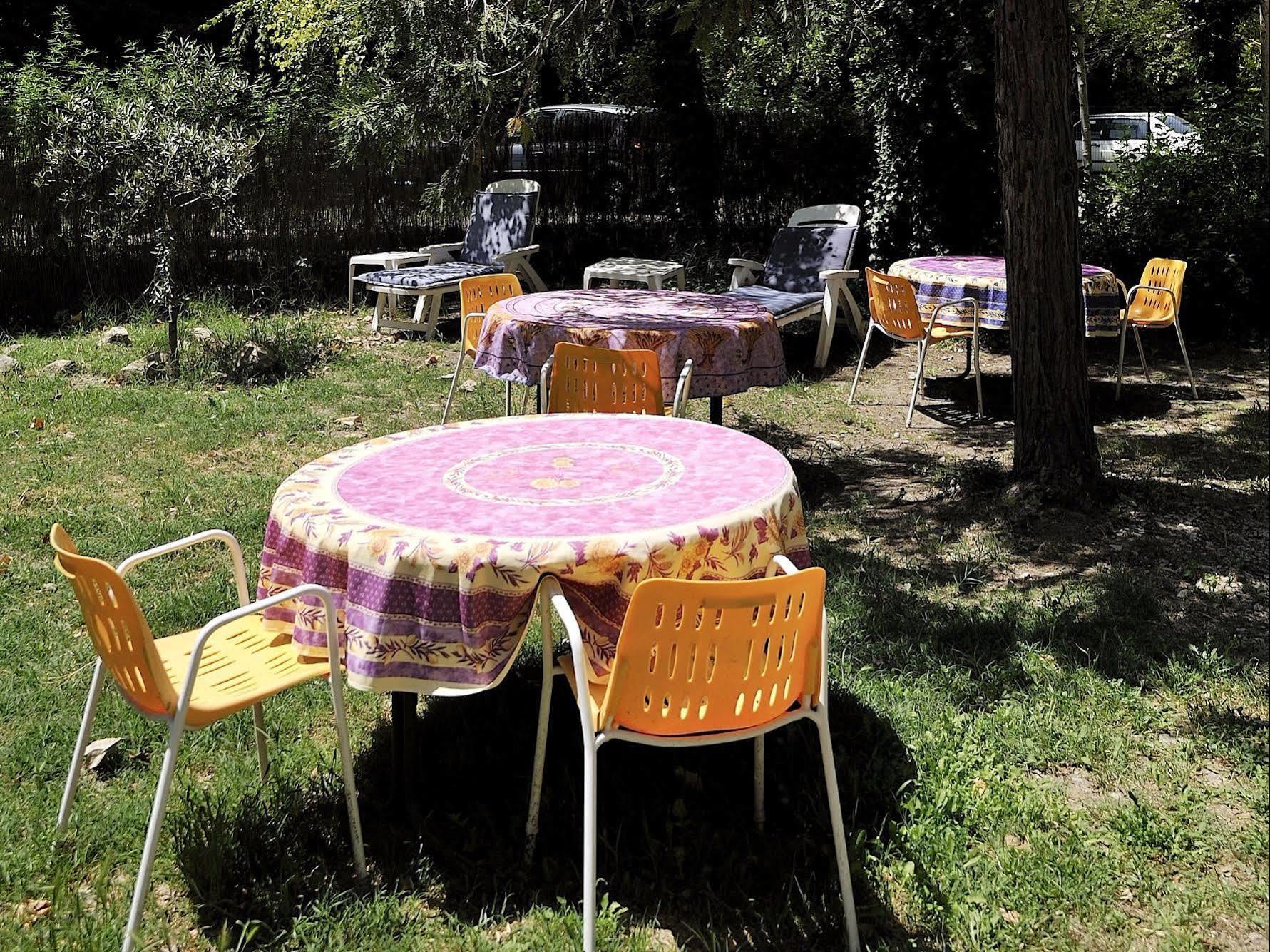 Logis Hotel De L'Etang Cucuron Bagian luar foto
