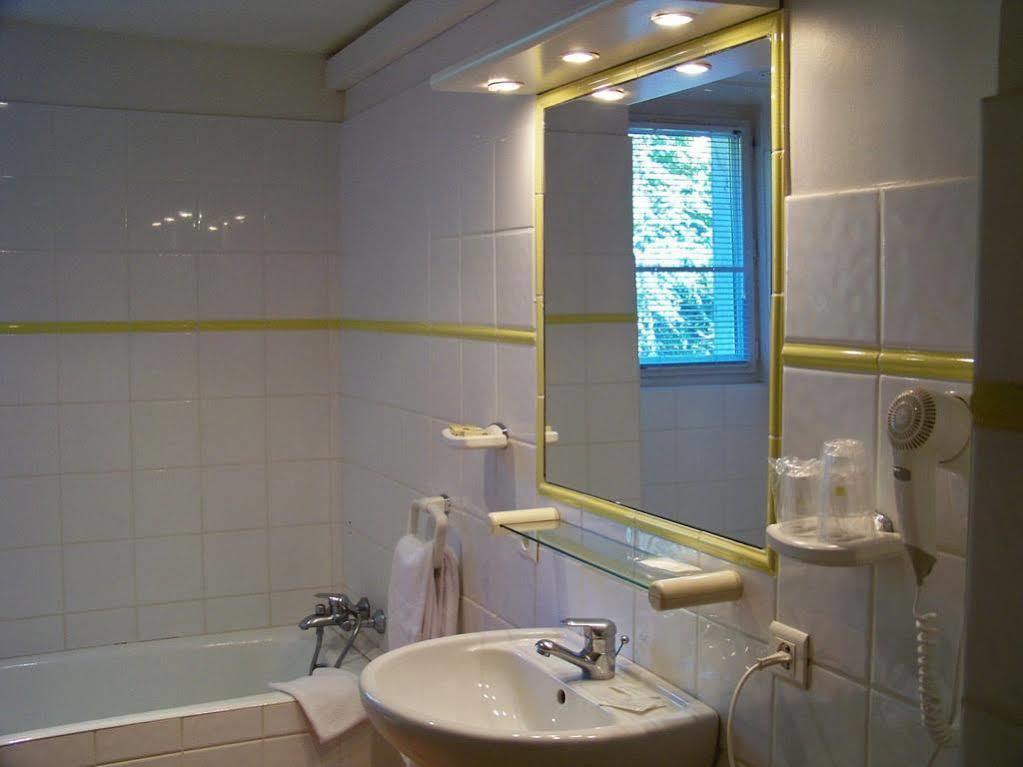 Logis Hotel De L'Etang Cucuron Bagian luar foto