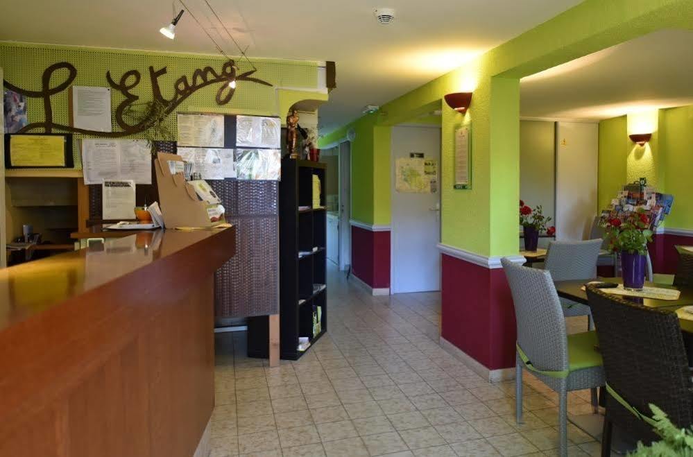 Logis Hotel De L'Etang Cucuron Bagian luar foto