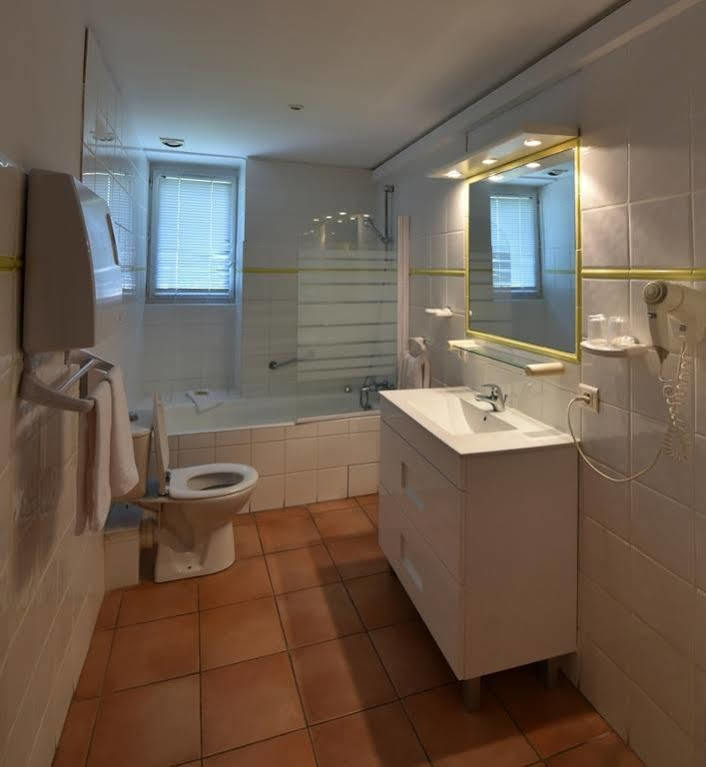 Logis Hotel De L'Etang Cucuron Bagian luar foto
