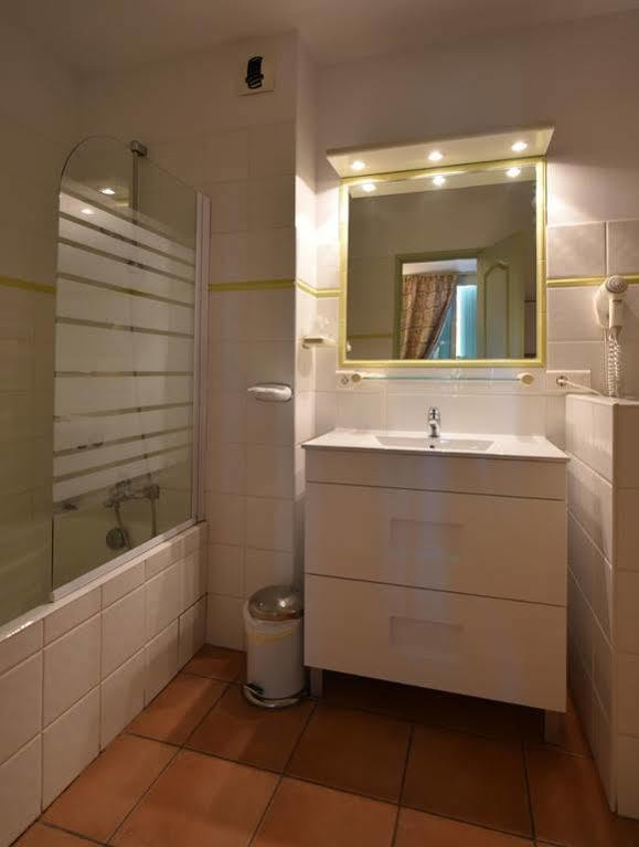 Logis Hotel De L'Etang Cucuron Bagian luar foto