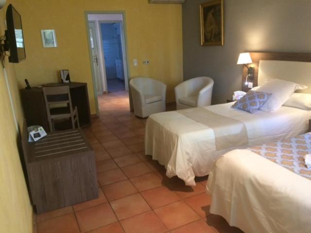 Logis Hotel De L'Etang Cucuron Bagian luar foto