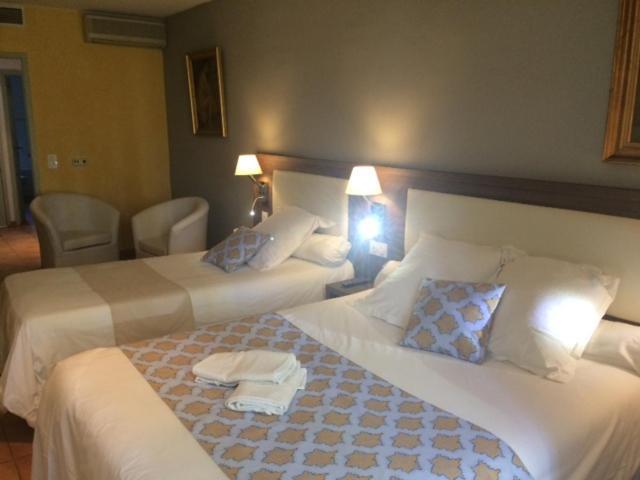 Logis Hotel De L'Etang Cucuron Bagian luar foto