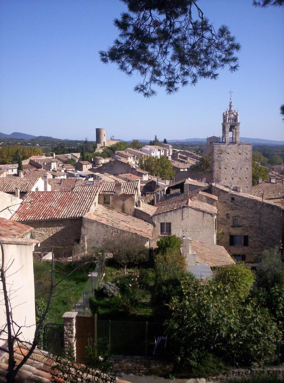 Logis Hotel De L'Etang Cucuron Bagian luar foto