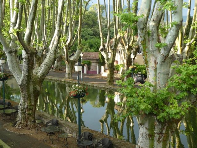 Logis Hotel De L'Etang Cucuron Bagian luar foto
